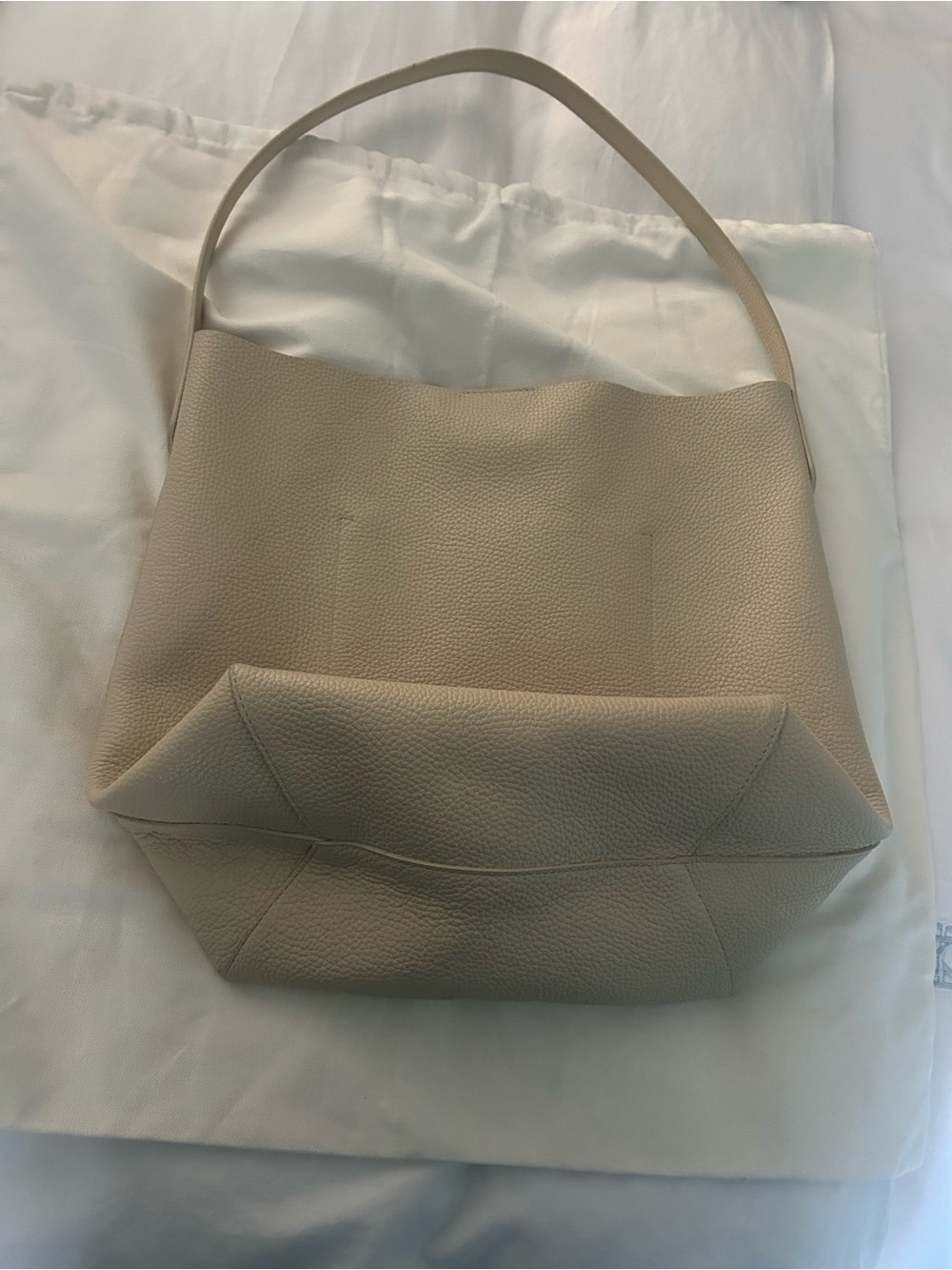 Mansur Gavriel Cream Everyday Cabas
worn a few times